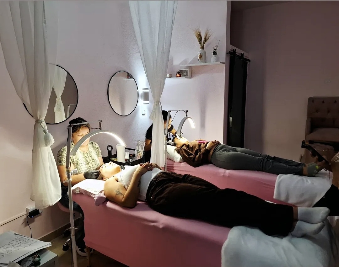 Sala de tratamientos de Lumière Studio Beauty, camillas y espejos redondos