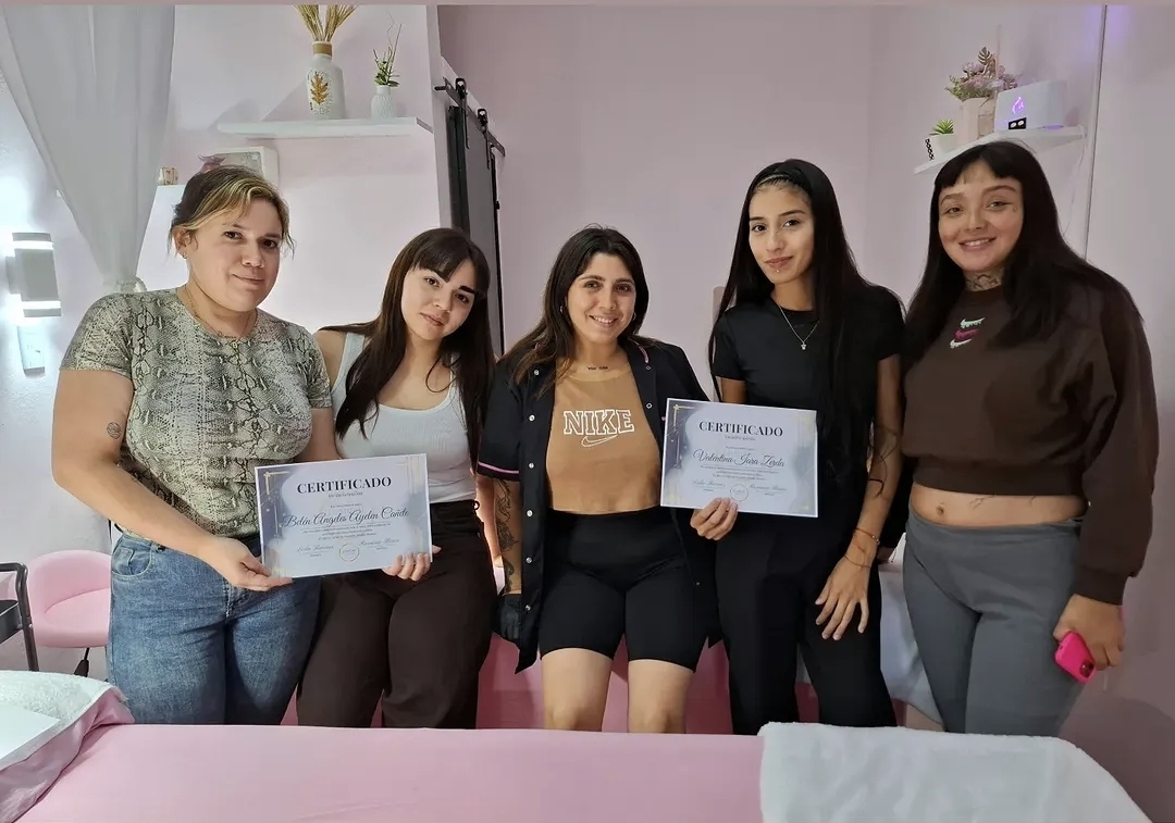 Equipo de Lumière Studio Beauty con certificados de capacitación